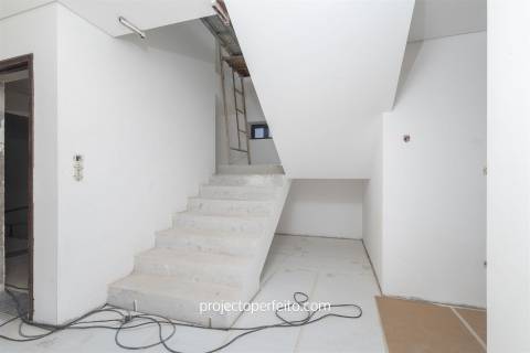 Penthouse T3 duplex com fantástico terraço com vista de mar direta