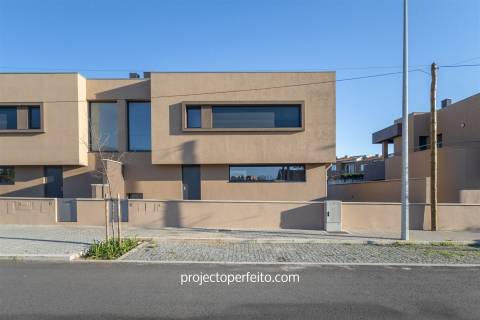 Moradia T3 em Condomínio Fechado com piscina