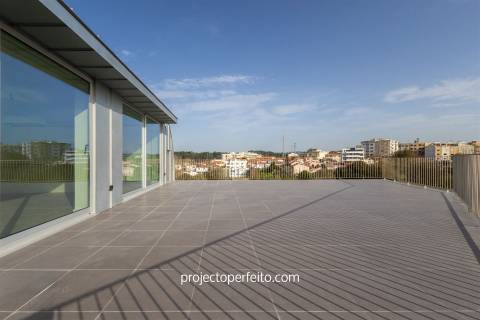 Penthouse de tipologia T4 com terraço de 160 metros quadrados.