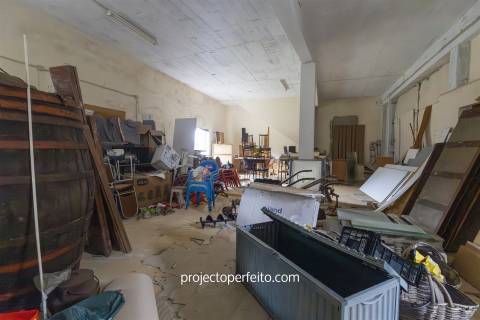 Armazém  Venda em Macieira de Cambra,Vale de Cambra