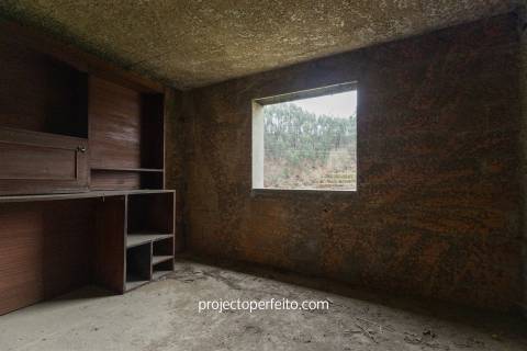 Armazém  Venda em Macieira de Cambra,Vale de Cambra