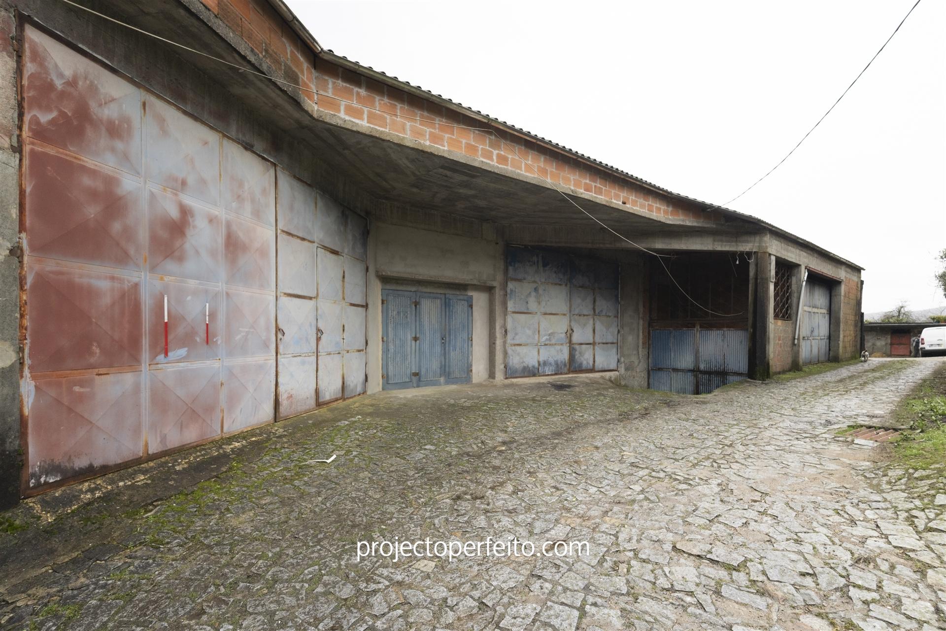Armazém  Venda em Macieira de Cambra,Vale de Cambra