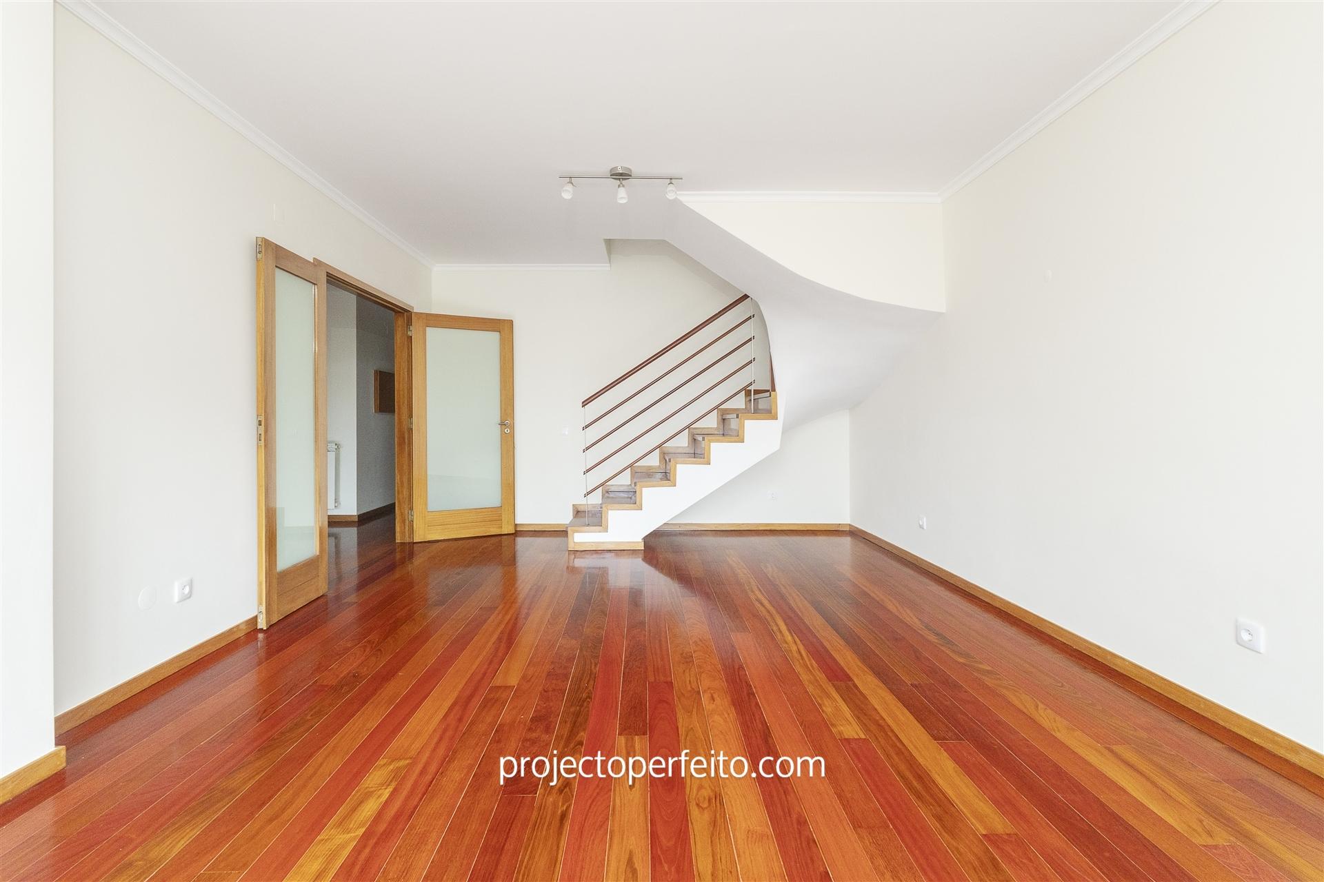 Apartamento T3 DUPLEX Arrendamento em São Félix da Marinha,Vila Nova de Gaia