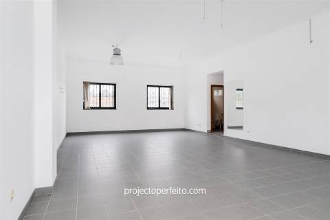 Loja  Venda em Nogueira do Cravo e Pindelo,Oliveira de Azeméis