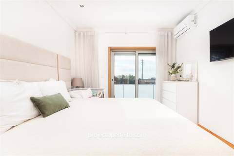 Apartamento T3, sito no último andar com 140m2