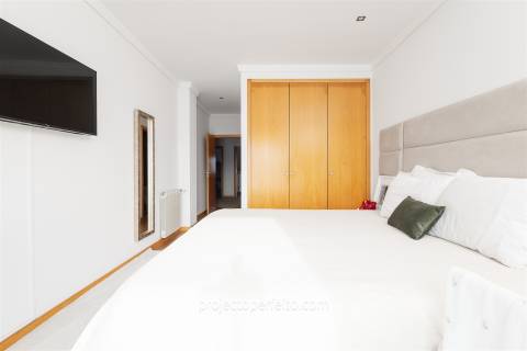 Apartamento T3, sito no último andar com 140m2