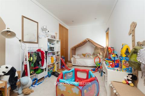 Apartamento T3, sito no último andar com 140m2