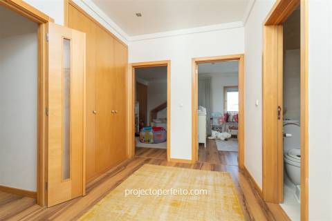 Apartamento T3, sito no último andar com 140m2