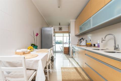 Apartamento T3, sito no último andar com 140m2