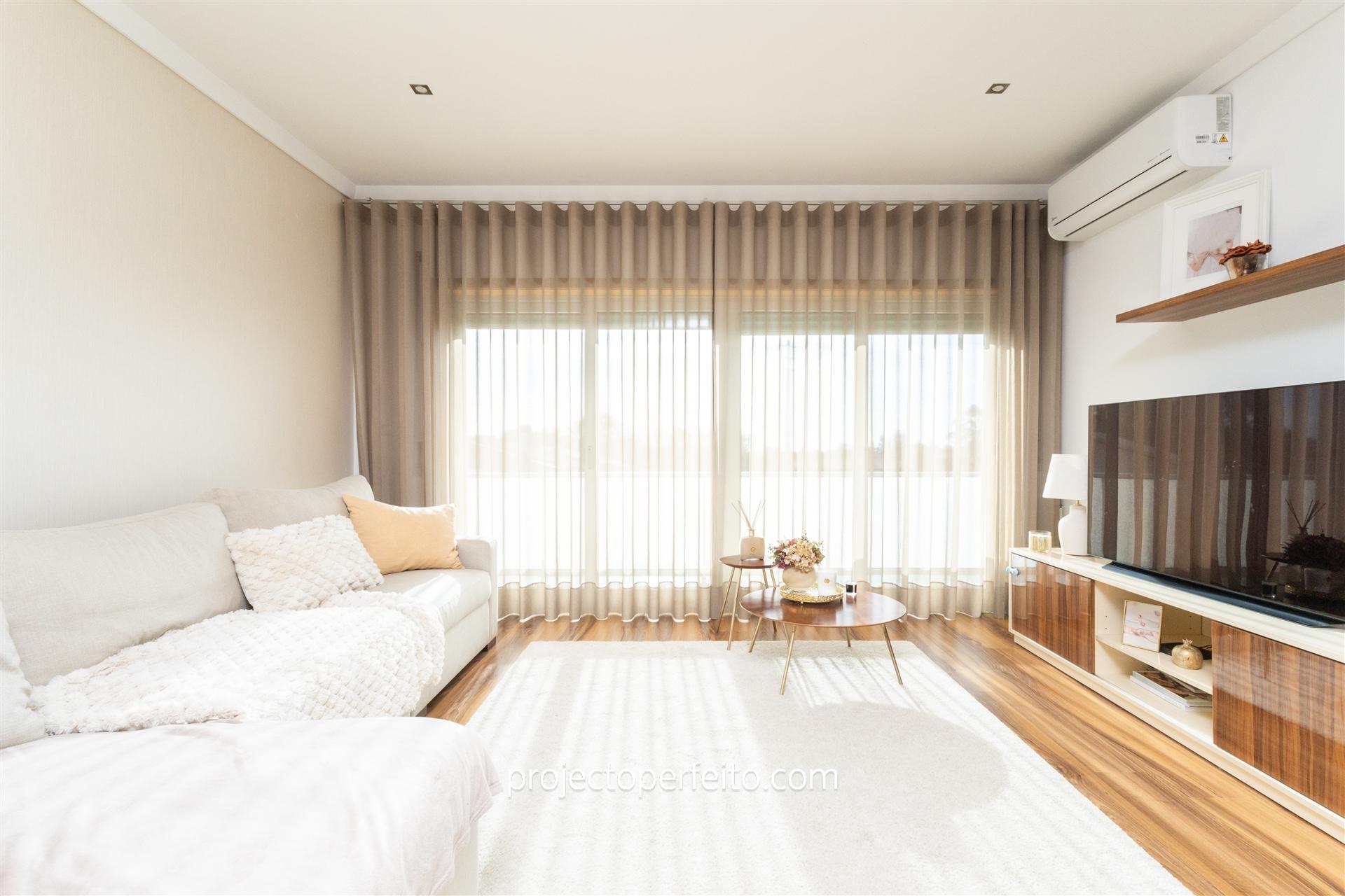 Apartamento T3, sito no último andar com 140m2