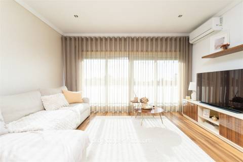 Apartamento T3, sito no último andar com 140m2