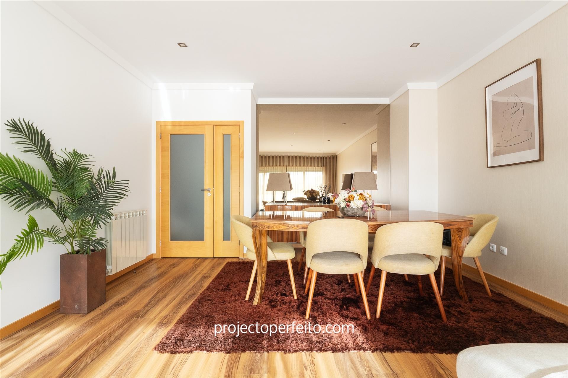 Apartamento T3, sito no último andar com 140m2