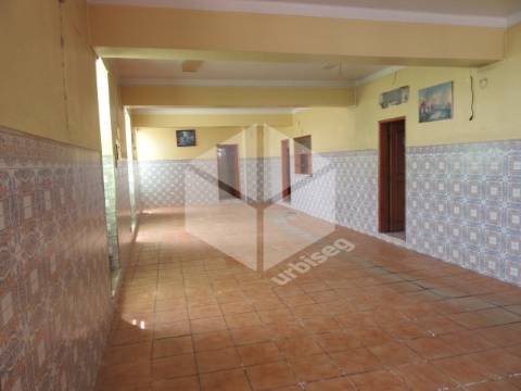 A 10 minutos a pá da Praia da Cova Gala