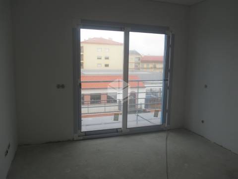 GALA/S.Pedro _ Apartamento novo com aparcamento na cave  Localizado na freguesia de São Pedro, local