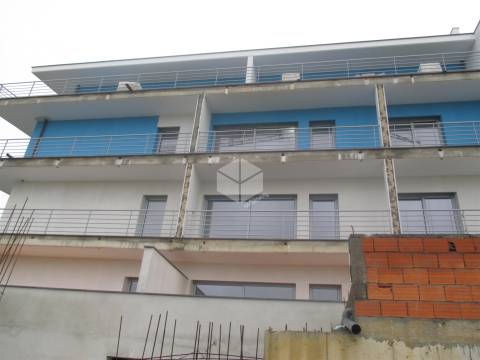 GALA/S.Pedro _ Apartamento novo com aparcamento na cave  Localizado na freguesia de São Pedro, local