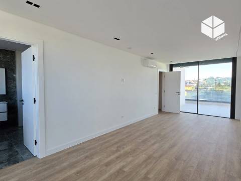 VISTA CIDADE E MAR, MORADIA M5 COM PISCINA EM BUARCOS