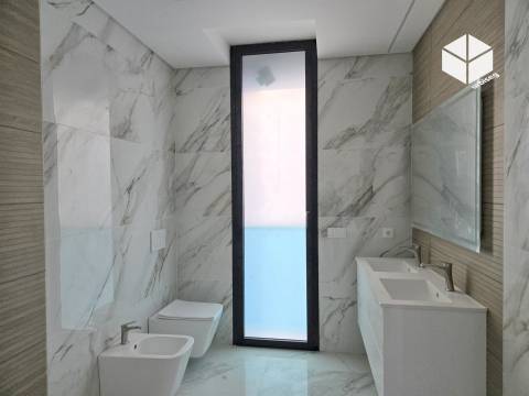 VISTA CIDADE E MAR, MORADIA M5 COM PISCINA EM BUARCOS