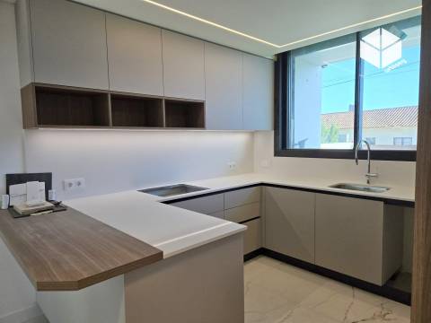 VISTA CIDADE E MAR, MORADIA M5 COM PISCINA EM BUARCOS