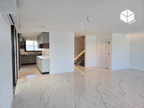 VISTA CIDADE E MAR, MORADIA M5 COM PISCINA EM BUARCOS