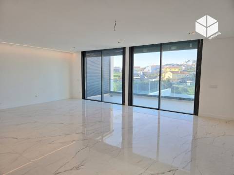 VISTA CIDADE E MAR, MORADIA M5 COM PISCINA EM BUARCOS