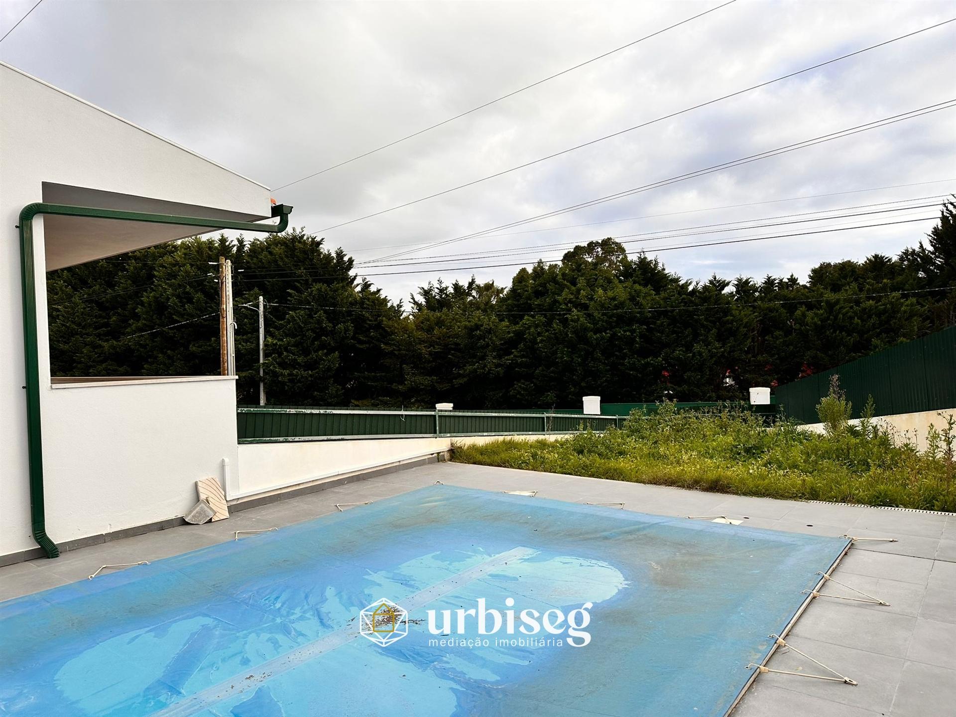 Moradia T4 com Piscina e Imenso Espaço a 5 Minutos do Centro