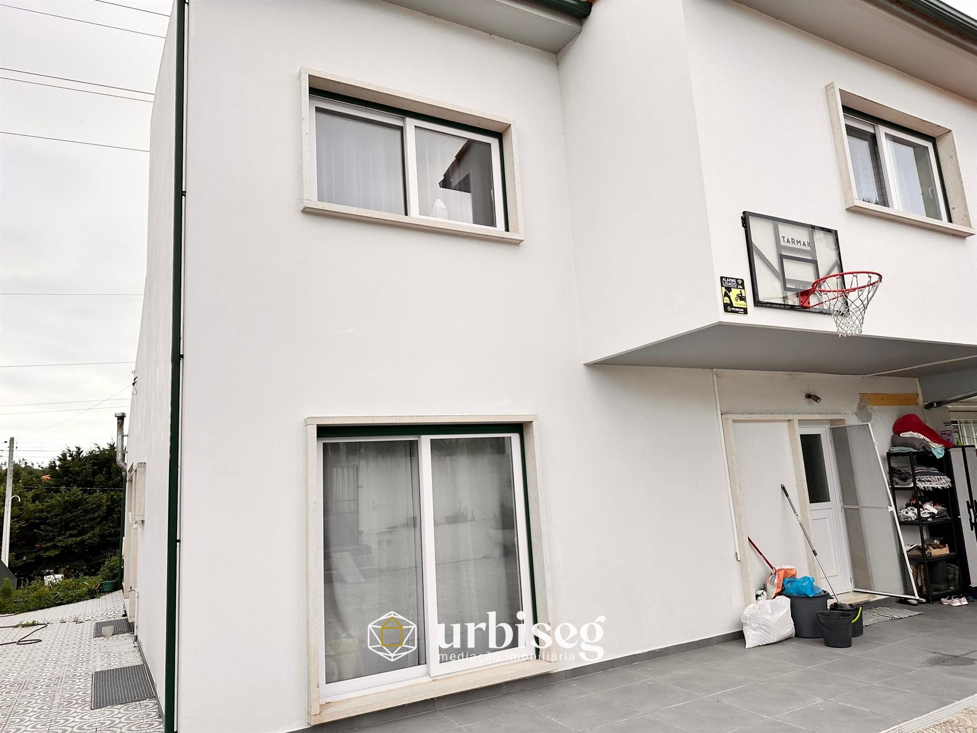 Moradia T4 com Piscina e Imenso Espaço a 5 Minutos do Centro