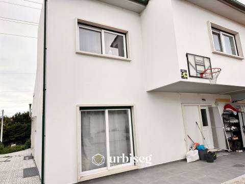 Moradia T4 com Piscina e Imenso Espaço a 5 Minutos do Centro