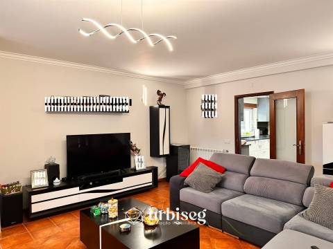 Moradia T4 com Piscina e Imenso Espaço a 5 Minutos do Centro
