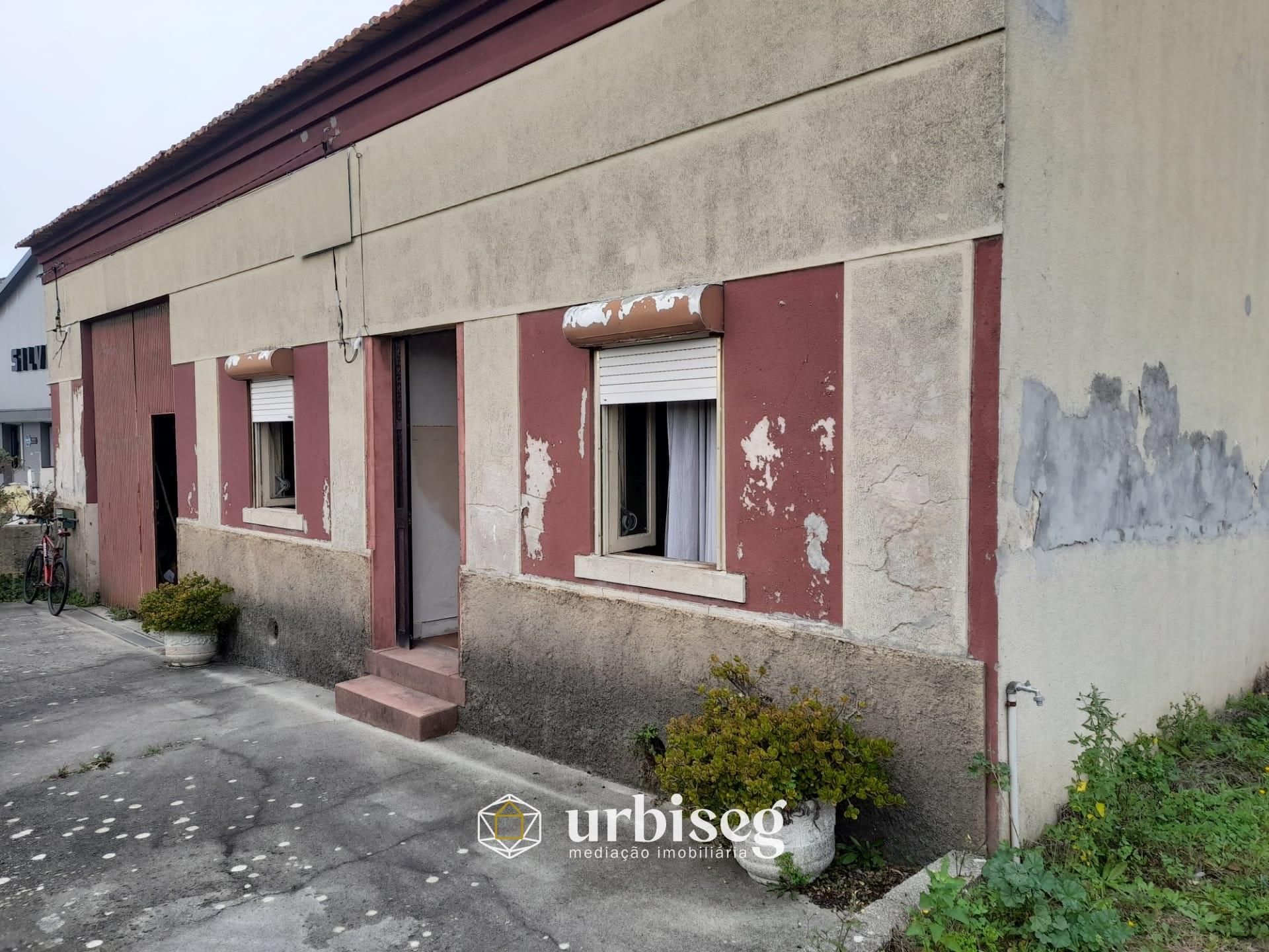 Moradia T3 com Terreno de 3112 m² no Centro do Paião, Oportunidade com Enorme Potencial
