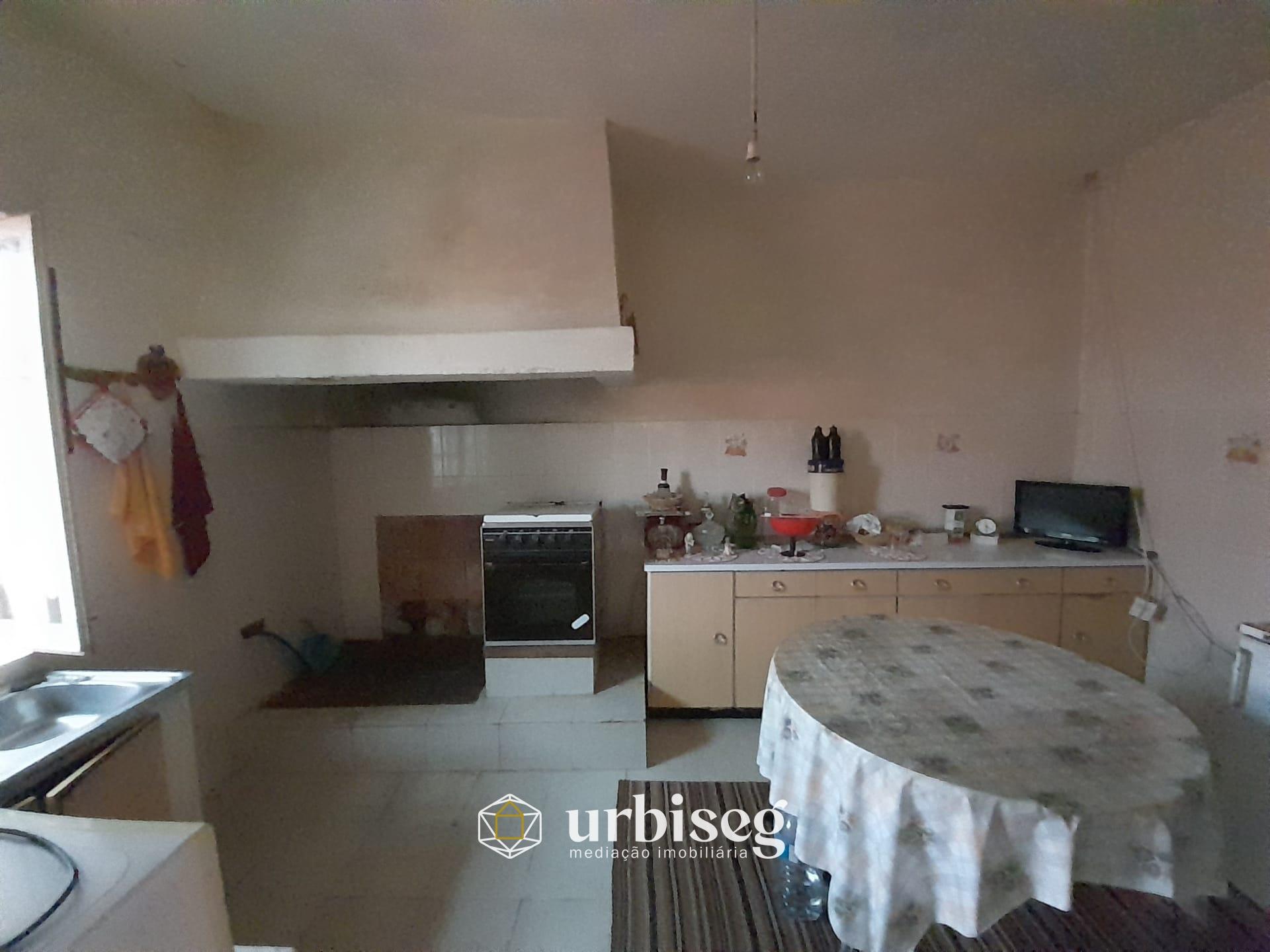 Moradia T3 com Terreno de 3112 m² no Centro do Paião, Oportunidade com Enorme Potencial