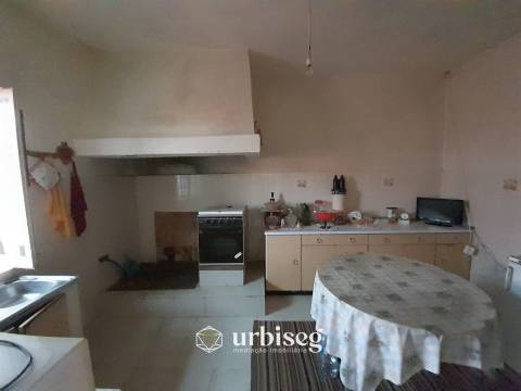 Moradia T3 com Terreno de 3112 m² no Centro do Paião, Oportunidade com Enorme Potencial