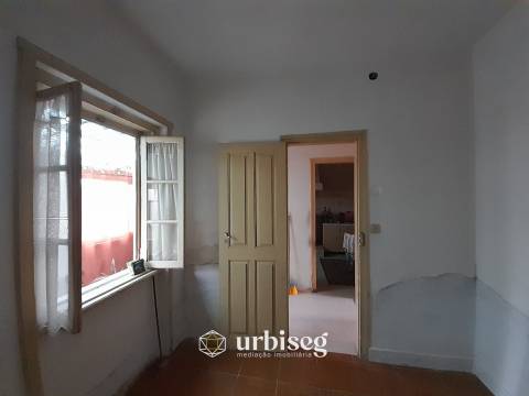 Moradia T3 com Terreno de 3112 m² no Centro do Paião, Oportunidade com Enorme Potencial