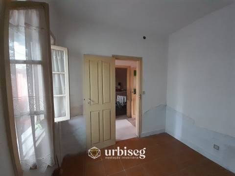 Moradia T3 com Terreno de 3112 m² no Centro do Paião, Oportunidade com Enorme Potencial