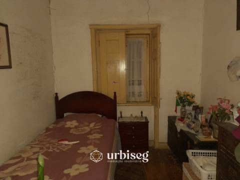 Moradia T3 com Terreno de 3112 m² no Centro do Paião, Oportunidade com Enorme Potencial