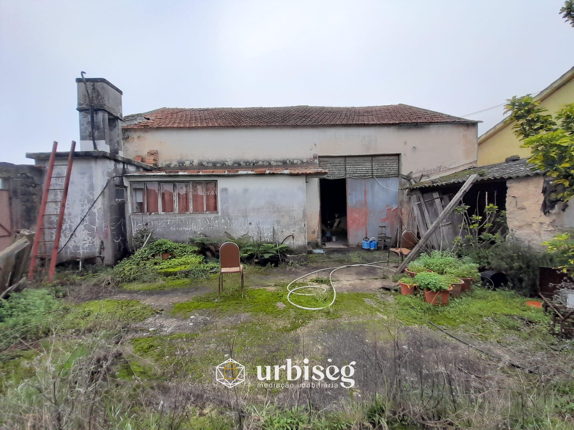 Moradia T3 com Terreno de 3112 m² no Centro do Paião, Oportunidade com Enorme Potencial