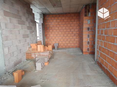 T3- GALA/S.PEDRO _ APARTAMENTO NOVO COM APARCAMENTO NA CAVE