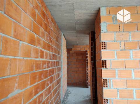 T2_ GALA/S.PEDRO _ APARTAMENTO NOVO COM APARCAMENTO NA CAVE