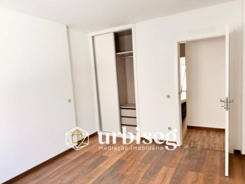 T3 Esq. – Apartamento Novo com Garagem Fechada na Cave | A 500m das Praias da Gala