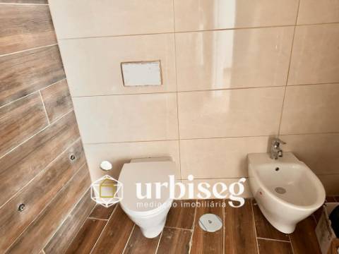 T3 Esq. – Apartamento Novo com Garagem Fechada na Cave | A 500m das Praias da Gala