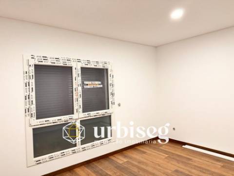 T3 Esq. – Apartamento Novo com Garagem Fechada na Cave | A 500m das Praias da Gala