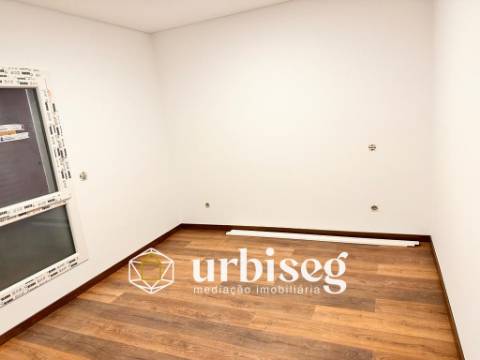 T3 Esq. – Apartamento Novo com Garagem Fechada na Cave | A 500m das Praias da Gala