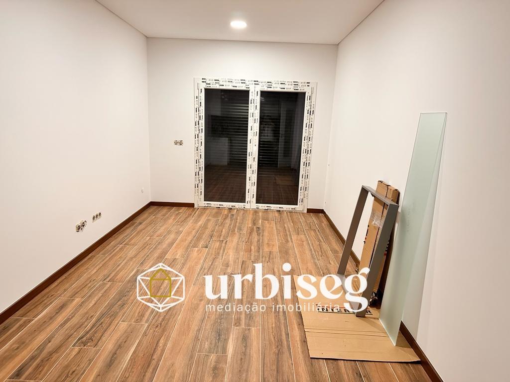 T3 Esq. – Apartamento Novo com Garagem Fechada na Cave | A 500m das Praias da Gala