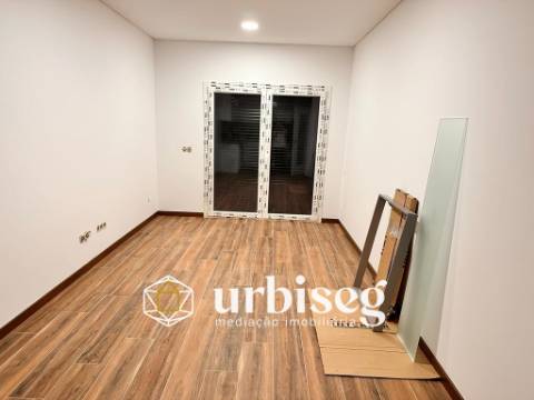 T3 Esq. – Apartamento Novo com Garagem Fechada na Cave | A 500m das Praias da Gala