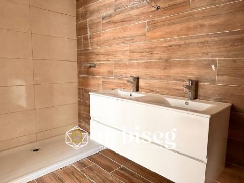 T2 – Rés do Chão com Terraço de 182m² | Oportunidade Única a 500m da Praia