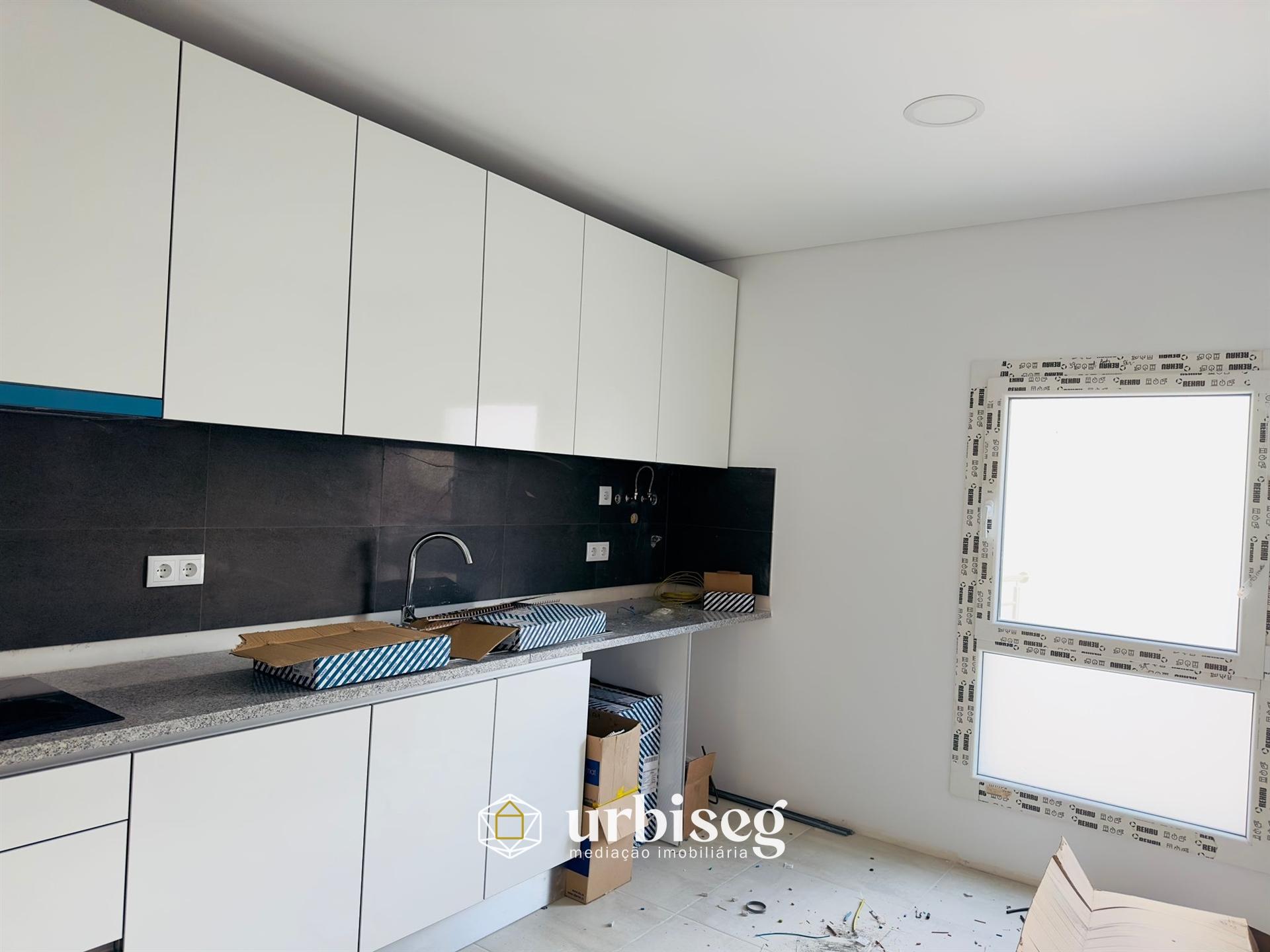 T2 – Rés do Chão com Terraço de 182m² | Oportunidade Única a 500m da Praia