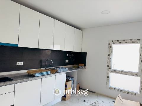 T2 – Rés do Chão com Terraço de 182m² | Oportunidade Única a 500m da Praia