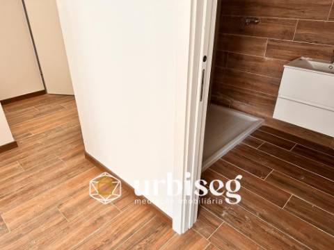 T3 Rés do Chão com Terraço de 138m² – A Sua Casa de Sonho a 500m da Praia