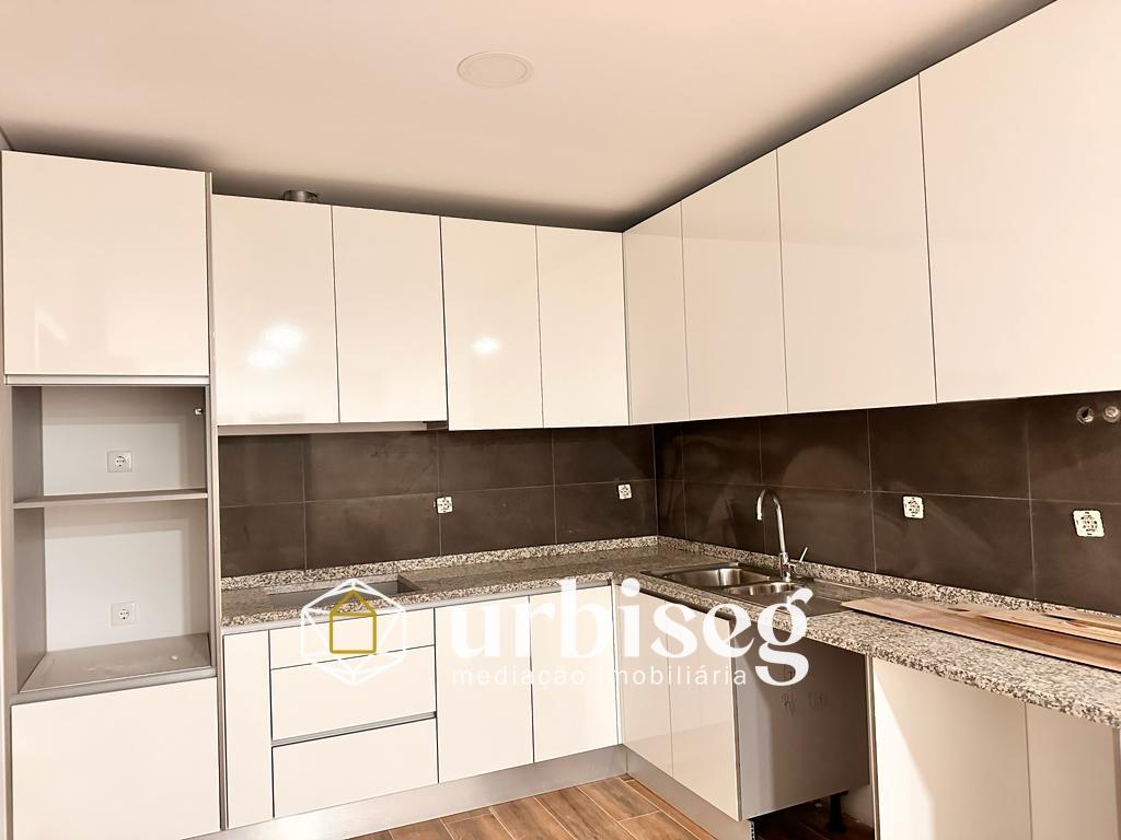 T3 Rés do Chão com Terraço de 138m² – A Sua Casa de Sonho a 500m da Praia