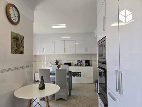 MORADIA COM PISCINA NA DESLUMBRANTE PRAIA DE QUIAIOS