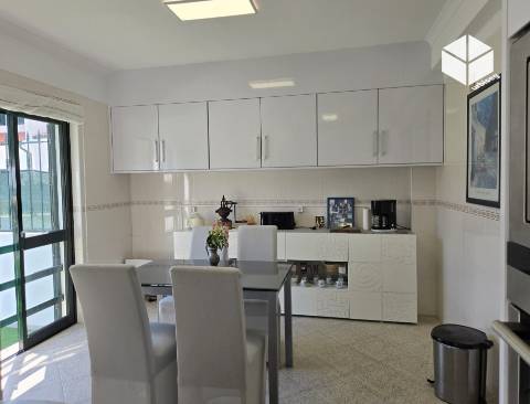 MORADIA COM PISCINA NA DESLUMBRANTE PRAIA DE QUIAIOS